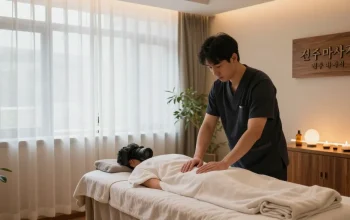 전주마사지 서비스 준비 중인 남성 마사지사와 아늑한 스파 공간